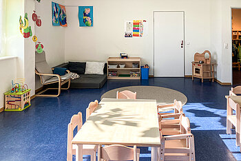 Kita Kleine Riesen Hannover Badenstedt - Krippenraum mit Tisch und Spielgeräten
