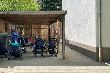 Kita Little Giants München Waldperlach - Carport für Kinderwagen und Fahrräder