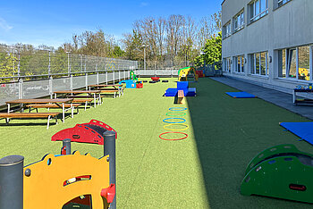 Kita Kleine Riesen Hannover Badenstedt - Außenfläche mit Rasen und Spielgeräten