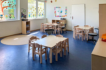 Kita Kleine Riesen Hannover Badenstedt - Gruppenraum mit Bänken und Spielfläche