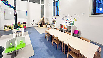 Kita Little Giants Esslingen Alte Feuerwache - Gruppenraum mit großem Tisch