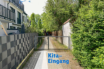 Kita Little Giants München Waldperlach - Eingang zum Kita-Gelände