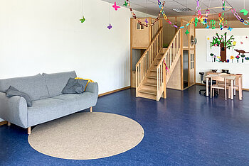 Kita Kleine Riesen Hannover Badenstedt - Kindergartenraum mit Sofa und Spielturm